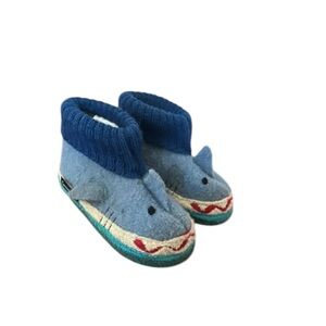 Toddler Garnett Hill shark slippers. Wool. Size 6